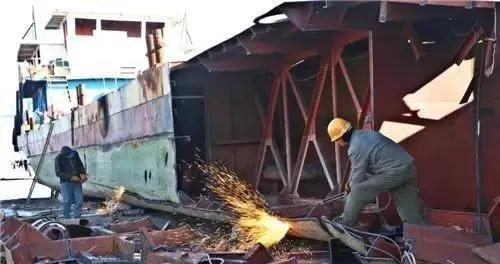 江上巨兽的终章——直击‘三无’采砂船强制拆除现场